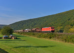 185 228 mit einem Güterzug am 28.09.2013 bei Wernfeld.