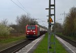 Aus Erkelenz kommend ist hier die 185 010 mit einem Güterzug mit Gefahrgut in Eaos bei der Durchfahrt in Herrath.