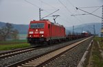 185 261-5 passiert mit einen gemischten Güterzug Gambach am 12.04.16.