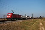 Am 07.02.2015 fuhr die Mannheimer 185 207-8 mit einem Containerzug bei Hügelheim über die KBS 703 in Richtung Schweizer Grenze.