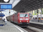 DB - Loks 185 113-8 + 185 ??? mit Güterzug bei der durchfahrt in der Bahnhofshalle in Olten am 16.04.2016
