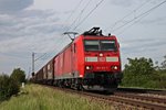 Mit einem gemischten Güterzug aus Mannheim Rbf fuhr am 12.05.2015 die 185 123-7 bei Hügelheim in Richtung Schweizer Grenze.