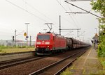 Groß Gerau-Dornberg. 185 166-6 kommt aus Richtung Riedstadt Goddelau und fährt hier in Richtung Bischofsheim. 26.5.2016