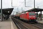 185 130-2 am 14.05.2015 mit einem gemischten Güterzug bei der Durchfahrt in Pratteln in Richtung Süden.