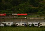 Blick übern Rhein auf die Kbs 466 und eine unbekannte 185 mit einem Güterzug rheinaufwärts fahrend, gegenüber von Trechtingshausen.