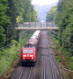 185 062-7 DB kommt die Kohlscheider-Rampe hoch aus Richtung Neuss,Herzogenrath mit einem langen Audi-VW-Zug aus Osnabrück nach Kortenberg-Goederen(B) und fährt in Richtung