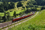 Ein Viererpack 185er mit 185 118-7 an der Spitze, taucht mit einem Güterzug in Richtung Erstfeld, aus dem Wattinger Kehrtunnel auf.