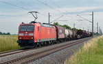 185 015 schleppte am 22.06.16 einen modellbahngerechten Güterzug durch Braschwitz Richtung Halle(S).