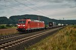 185 025-4 mit einen Aufliegerzug am 09.08.16 bei Harrbach in Richtung Süden unterwegs.