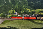 DB 185 139-3 und 185 124-5 fahren donnern oberhalb der Ortschaft Wassen mit einem Mischer den Gotthard hinauf.