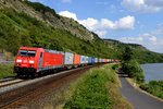 Endlich mal erwischt - 185-er von DB Schenker sind die wohl am häufigsten vertretene Lokgattung im Maintal. Aber mit 185 402 fuhr mir am 02. Juli 2014 jedoch ein Exot der Baureihe vor die Linse - weist die Seitenbeschriftung doch auf die Kooperation von DB Schenker und der schwedischen green cargo AB hin. Allerdings besitzt meines Wissens nach die 185 402 gar keine Zugsicherungseinrichtungen für den Skandinavienverkehr auf und kommt nicht über deutsche Landesgrenzen hinaus. Hier ist sie jedenfalls bei Gambach im Maintal mit dem KT 50130 von Regensburg Ost nach Alte Süderelbe zu sehen.