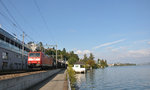 Bei bereits herbstlich anmutendem Licht ist die 185 093-2 mit einem RedBull-Zug dem Zürichsee entlang in Richtung Buchs SG unterwegs. Aufgenommen am 07.10.2016 bei Wädenswil