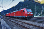 185 107-0 und 185 126-0 fahren mit einem Autozug in Richtung Süden, durch den Bahnhof Göschenen.
Aufgenommen am 19.7.2016.