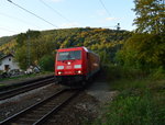 Auch am gesterigen 13.10.2016 gab es schon Gegengleisbetrieb, als die 185 296-1 mit einem Schiebewandwagenzug am Haken gen Neckarelz durch Neckargerach gefahren kam. 