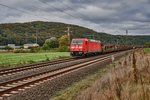 185 281-3 hat einen leeren Autozug am Haken und ist am 13.10.16 in Richtung Süden bei Harrbach unterwegs.