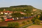 Letztes Bild des Tages: 185 268 legt sich im goldenen Abendlicht mit dem Paneuropa/Terratrans-KLV Zug KT 42176 von Verona Q. E. nach Bremen Grolland bei Retzbach im Maintal elegant in die Kurve (18. Juli 2014).