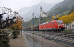 Bei strömendem Regen fährt die 185 100-5 mit einem Güterzug bei Flüelen dem Gotthard entgegen.