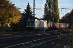 Abendbild der E186 310-9 mit einem Schrottzug am Haken in Rheydt Hbf, der Zug kommt als Umleiter aus Odenkirchen gen Duisburg gefahren.