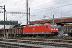 DB Lok 185 086-6 durchfährt den Bahnhof Pratteln.