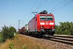 Mit einem gemischten Güterzug fuhr am 10.07.2015 die Mannheimer 185 145-0 bei Hügelheim in Richtung Schweizer Grenze und muss dabei als nächstes den Bahnhof von Müllheim (Baden) durchqueren.