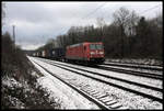 185052 fährt hier am 13.01.2017 um 12.34 Uhr mit einem Güterzug in Richtung Osnabrück durch den Bahnhof Natrup Hagen.