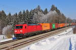 Die DB 185 261-5 vor einen Containerzug am 21.01.17 bei Sossau in der Nähe von Grabenstätt.