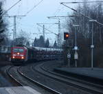 185 393-6 DB kommt mit einem Audi-VW-Skoda-Zug aus Osnabrück nach Kortenberg-Goederen(B) und kommt aus Richtung Mönchengladbach-Hbf,Rheydt-Hbf,Wickrath,Beckrath,Herrath und fährt durch Erkelenz in Richtung Baal,Hückelhoven-Baal,Brachelen,Lindern,Süggerrath,Geilenkirchen,Frelenberg,Zweibrüggen,Übach-Palenberg,Rimburg,Finkenrath,Hofstadt,Herzogenrath, Kohlscheid,Richterich,Laurensberg,Aachen-West. 
Aufgenommen vom Bahnsteig 1 in Erkelenz. 
In der Abendstimmung am Kalten Abend vom 27.1.2017.