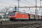 DB Lok 185 086-6 durchfährt den Bahnhof Pratteln.