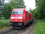 Die Br.185 284-7 stand am 31.Mai.07 abgestellt auf einem  Naturumfangenem  und  grnen  Abstellgleis. Aufgenommen im Bahnhof Crailsheim.