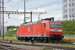 DB Lok 185 119-5 durchfährt den Bahnhof Pratteln.