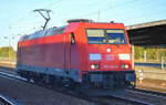 DB Cargo Deutschland AG mit  185 374-6  [NVR-Number: 91 80 6185 374-6 D-DB] am 08.10.18 Bf. Flughafen Berlin-Schönefeld.