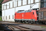 Da im seitlichen Portrait nicht möglich, hier noch ein Blick auf 185 085-8 DB mit Güterwagen, der die Abstellanlage des Bahnhof Konstanz vor dem Konzil verlässt.
[12.7.2018 | 17:51 Uhr]