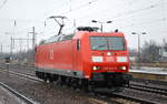 DB Cargo Deutschland AG mit  185 042-9  [NVR-Number: 91 80 6185 042-9 D-DB] Durchfahrt Bf. Flughafen Berlin-Schönefeld.