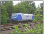 185 CL-008 der RBH Logistics wartete am 22.06.2007 in der Nhe des Bahnhofes Frankfurt am Main-Griesheim auf ihren bergabezug. Auf der Seite der Lok war noch das alte Logo der RAG Bahn und Hafen und die interne Betriebsnummer 221 angebracht.