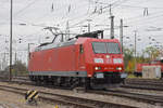 DB Lok 185 132-8 durchfährt den badischen Bahnhof.