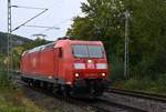 LZ kommt die 185 075-9 durch Neckargerach gen Mosbach-Neckarelz gefahren am 6.Oktober 2020