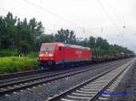 185 295-3 durchfhrt am 09.08.2007 mit einem Gterzug in Richtung Wrzburg den Bahnhof Elm, der fr den Personenverkehr schon lange keine Bedeutung mehr hat.