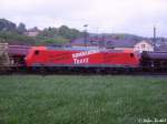 185 002-3 mit Werbung fr die neue Traxx Plattform von Bombardier wartet in Neuhof bei Fulda auf neue Aufgaben. 
Mai 2004