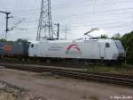 185 531-1 mit einem Containerzug auf dem Weg nach Regensburg. Aufgenommen in Hamburg Waltershof.
Mai 2004