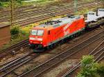 185 002-3 mit  Traxx  Schriftzug bei der Einfahrt in Halle /Saale. 