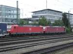185 144-2 und 185 146-8 stehen abfahrbereit mit ihrem KLV-Gterzug in Richtung Schweiz in Singen(Htw). 07.06.08