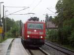 185 085-8 mit Schiebewandwagen-Ganzzug in Richtung Sden bei der Durchfahrt Singen-Landesgartenschau.