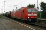 185 001, die letzte der ehemals 3  TRAXX -Werbeloks durchfhrt mit einer Sonderleistung CFN 63060 Heilbronn Gbf – Stendell (PCK) (leere Kesselwagen) Gundeslheim/Neckar (Umleitergterzug).