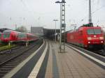Hier steht die 185-029 vor einem Roten Signal sie fhrt in krze Richtung Mainz. Links die angekommenen RB von Biblis, und daneben zwei Abgestellte 628er.