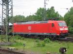 185-038 mit einem Gterautozug in Mannheim Hbf