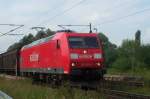 185 169-0 von Railion Deutschland schleicht mit ihrem Gterzug durch den Bahnhof Kps.