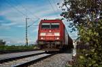 185 351 mit Schotterzug 63196 von Vilshofen Nby. nach Regensburg Bbf. am 26.08.2010 beim Halt in Schwaigen.