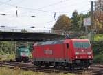 185 217-7 und 2806 im Hintergrund beim Umsetzten in Aachen-West, 11.9.10