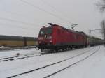 185 143-5 verlt am 1. Dezember 2010, bei starken Schneefall, den Bahnhof von Dingolfing.