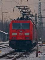 185 346-4 steht am 14.12.2010 vor drei anderen Lok`s in Aachen West warm mit den Stromabnehmern am Draht abgestellt.